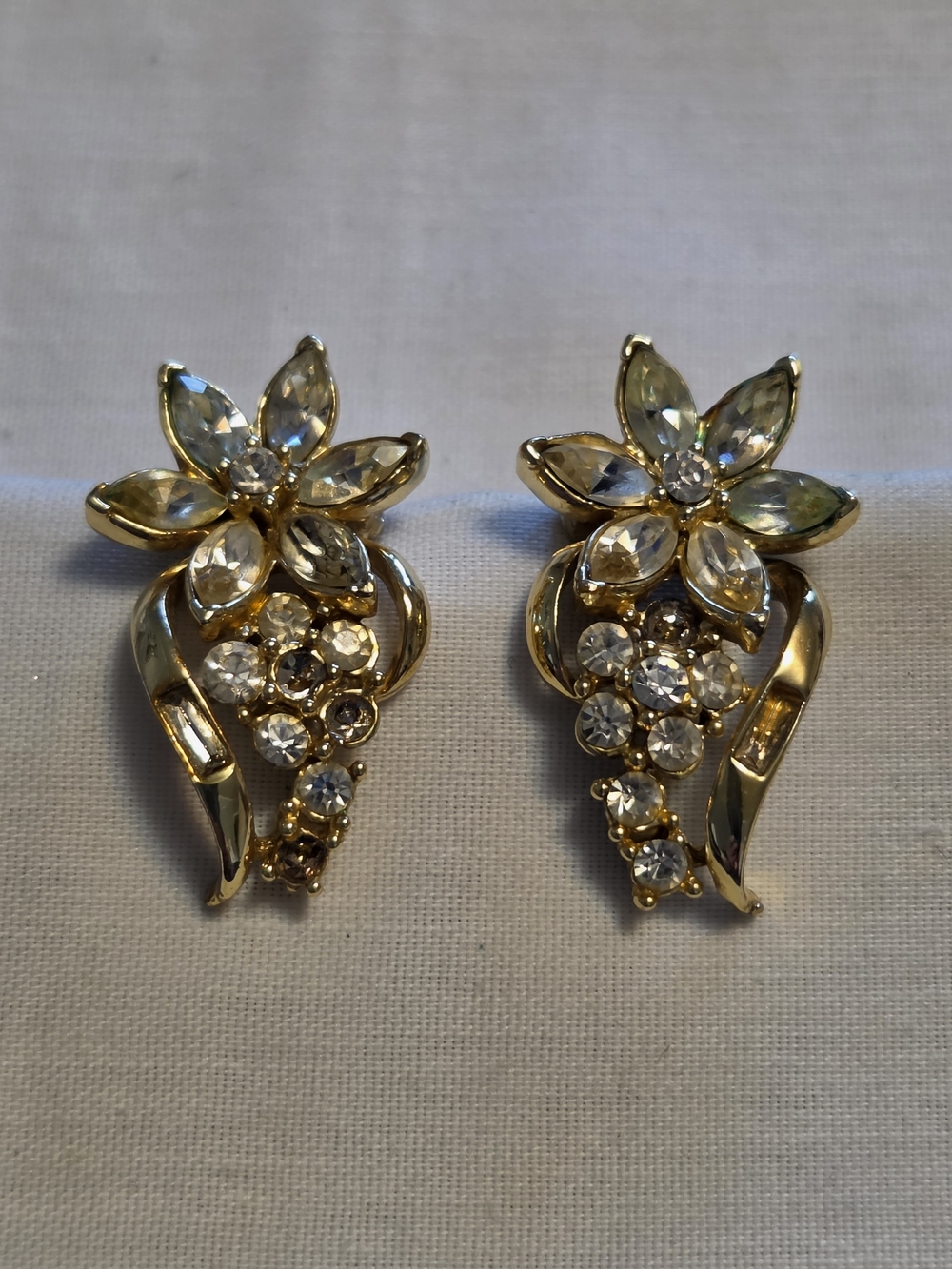 Vtg Coro Gold-Tone Rhinestone Floral Spray Clip-On Earrings (Missing Stones)